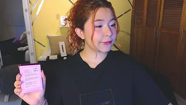 Snapshot of attenea_cutte chatting on June 24, 2:15 pm attenea cutte online show from June 24, 2:15 pm