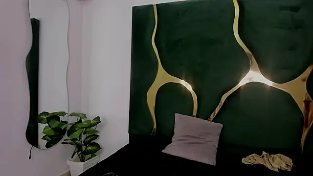 Snapshot of Mila_petiteasm chatting on June 26, 12:44 pm Mila petiteasm online show from June 26, 12:44 pm