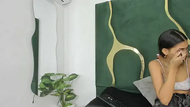 Snapshot of Mila_petiteasm chatting on July 9, 12:26 pm Mila petiteasm online show from July 9, 12:26 pm