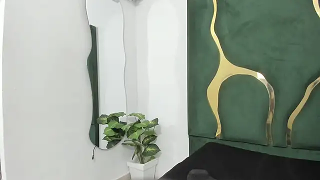 Snapshot of Mila_petiteasm chatting on July 6, 12:12 pm Mila petiteasm online show from July 6, 12:12 pm