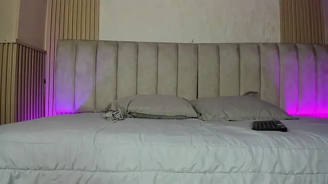 Snapshot of julimonroe_ chatting on July 4, 2:07 am julimonroe online show from July 4, 2:07 am