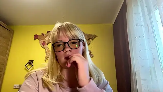 Snapshot of LeslyKelly chatting on June 3, 4:12 pm LeslyKelly online show from June 3, 4:12 pm