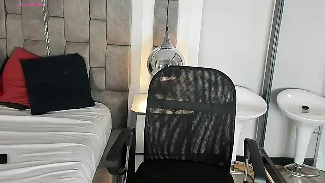 Snapshot of LucasThomson_ chatting on July 18, 4:10 am LucasThomson online show from July 18, 4:10 am