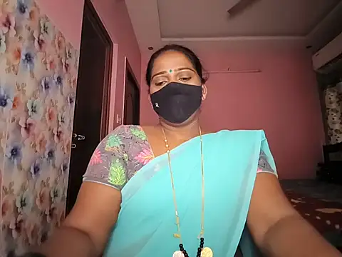 Snapshot of Meenakshy chatting on June 21, 5:02 am Meenakshy online show from June 21, 5:02 am