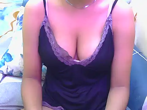 Snapshot of hot-ayra chatting on July 8, 4:35 am hot-ayra online show from July 8, 4:35 am