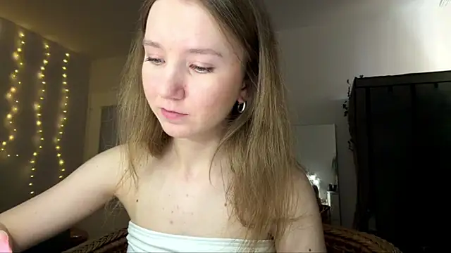 Snapshot of smalllisa chatting on June 18, 6:13 pm smalllisa online show from June 18, 6:13 pm