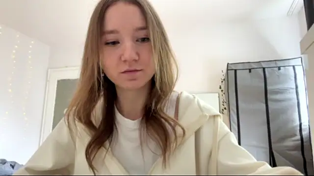 Snapshot of smalllisa chatting on June 4, 9:03 am smalllisa online show from June 4, 9:03 am