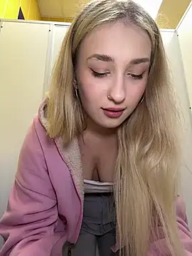 Snapshot of Polly_Pop chatting on July 5, 1:51 pm Polly Pop online show from July 5, 1:51 pm