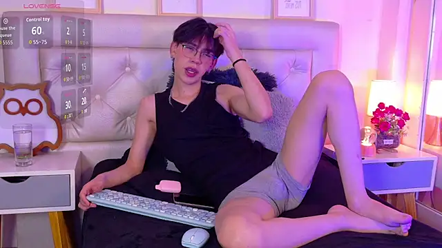 Snapshot of Kim_Adrien chatting on June 6, 4:07 am Kim Adrien online show from June 6, 4:07 am