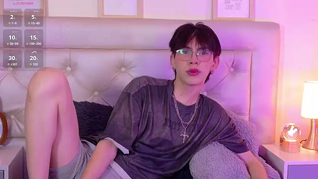 Snapshot of Kim_Adrien chatting on June 14, 4:35 am Kim Adrien online show from June 14, 4:35 am