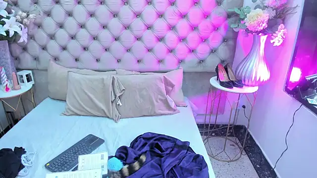 NaomiWhite  online show from July 6, 8:44 pm
