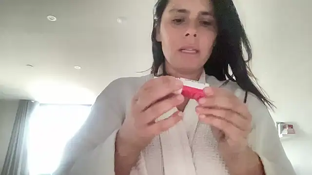 Snapshot of JadeLucy chatting on June 20, 6:29 am JadeLucy online show from June 20, 6:29 am