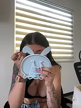 Snapshot of Camila_Duarte_2 chatting on July 1, 1:44 pm Camila Duarte 2 online show from July 1, 1:44 pm