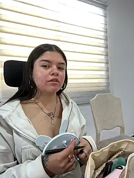 Snapshot of Camila_Duarte_2 chatting on June 22, 1:41 pm Camila Duarte 2 online show from June 22, 1:41 pm