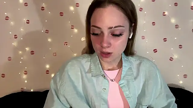 Snapshot of itskylieee chatting on July 19, 9:17 am itskylieee online show from July 19, 9:17 am