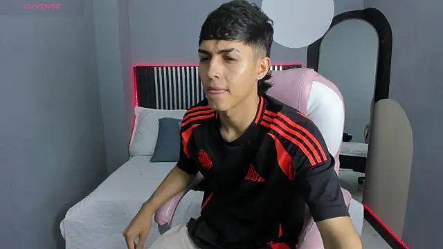 Snapshot of Axel_Mendozaa chatting on June 17, 8:19 pm Axel Mendozaa online show from June 17, 8:19 pm