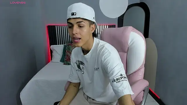 Snapshot of Axel_Mendozaa chatting on June 24, 8:17 pm Axel Mendozaa online show from June 24, 8:17 pm