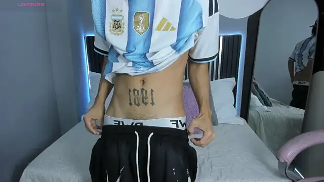 Snapshot of Axel_Mendozaa chatting on July 15, 8:27 pm Axel Mendozaa online show from July 15, 8:27 pm
