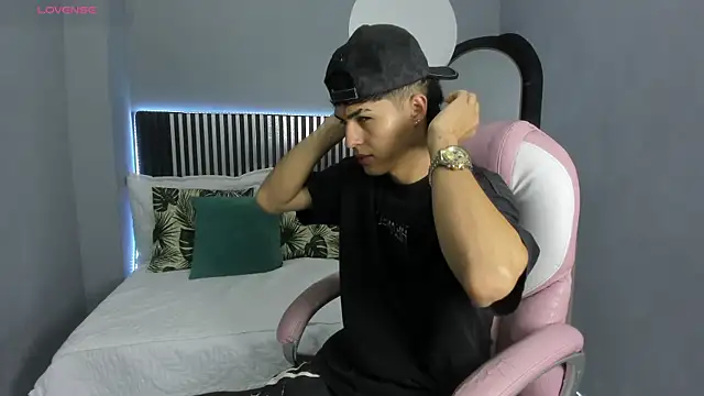 Snapshot of Axel_Mendozaa chatting on June 12, 8:06 pm Axel Mendozaa online show from June 12, 8:06 pm
