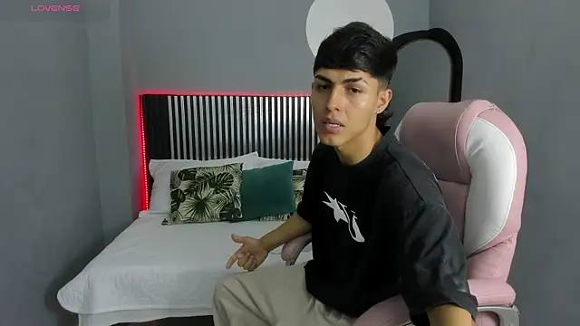 Snapshot of Axel_Mendozaa chatting on June 10, 8:21 pm Axel Mendozaa online show from June 10, 8:21 pm