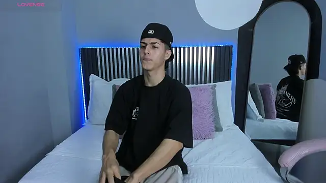 Snapshot of Axel_Mendozaa chatting on July 14, 7:31 pm Axel Mendozaa online show from July 14, 7:31 pm