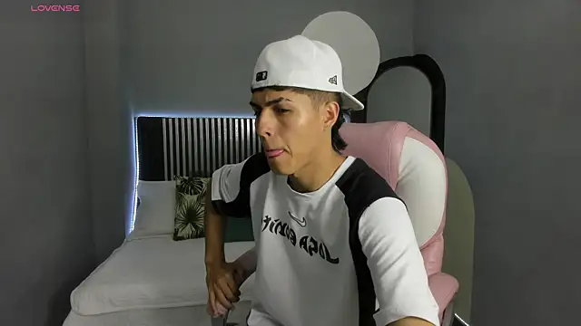 Snapshot of Axel_Mendozaa chatting on June 11, 8:06 pm Axel Mendozaa online show from June 11, 8:06 pm