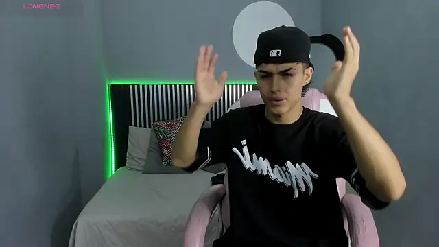 Snapshot of Axel_Mendozaa chatting on June 23, 8:07 pm Axel Mendozaa online show from June 23, 8:07 pm