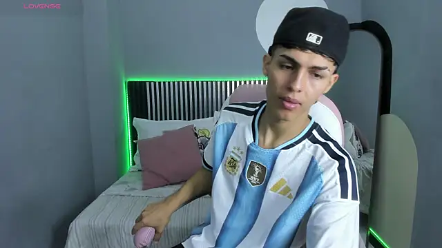 Snapshot of Axel_Mendozaa chatting on July 10, 8:20 pm Axel Mendozaa online show from July 10, 8:20 pm
