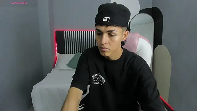 Snapshot of Axel_Mendozaa chatting on June 16, 7:58 pm Axel Mendozaa online show from June 16, 7:58 pm