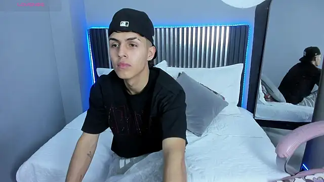 Snapshot of Axel_Mendozaa chatting on July 17, 8:06 pm Axel Mendozaa online show from July 17, 8:06 pm