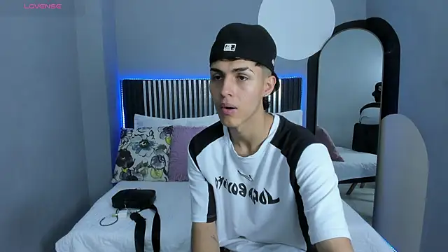Snapshot of Axel_Mendozaa chatting on July 8, 8:20 pm Axel Mendozaa online show from July 8, 8:20 pm