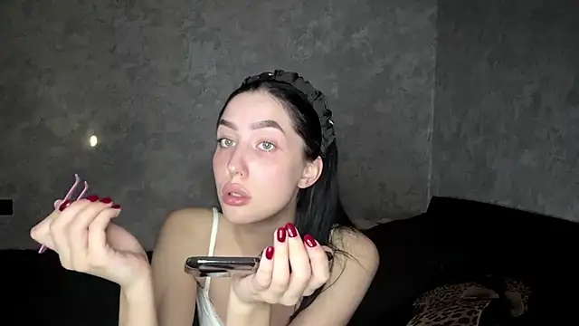 Snapshot of Ailish_Loveee chatting on June 12, 3:21 pm Ailish Loveee online show from June 12, 3:21 pm