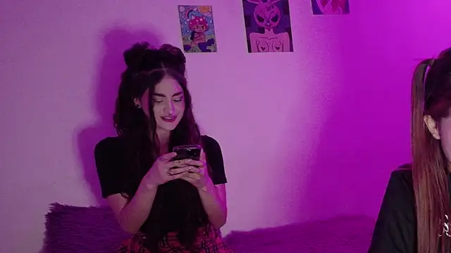 WendyandSienna online show from July 9, 3:40 am