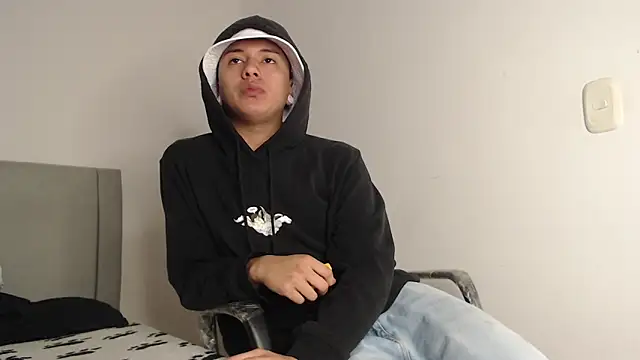 Owenn  blueee online show from June 20, 3:22 am