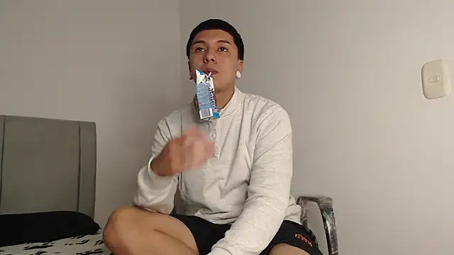Owenn  blueee online show from June 12, 3:15 am