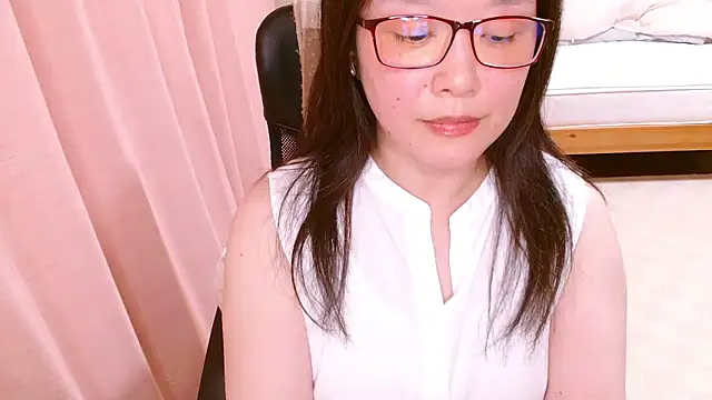 Snapshot of LENA-xo chatting on June 9, 3:57 pm LENA-xo online show from June 9, 3:57 pm