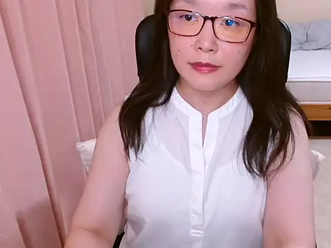 Snapshot of LENA-xo chatting on July 24, 2:46 pm LENA-xo online show from July 24, 2:46 pm