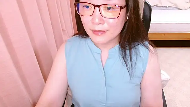 Snapshot of LENA-xo chatting on July 10, 3:23 pm LENA-xo online show from July 10, 3:23 pm
