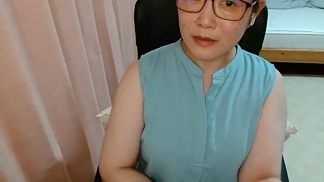 Snapshot of LENA-xo chatting on July 17, 3:31 pm LENA-xo online show from July 17, 3:31 pm