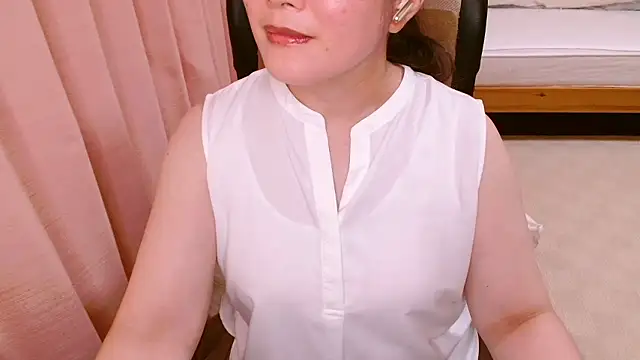 Snapshot of LENA-xo chatting on June 26, 3:51 pm LENA-xo online show from June 26, 3:51 pm