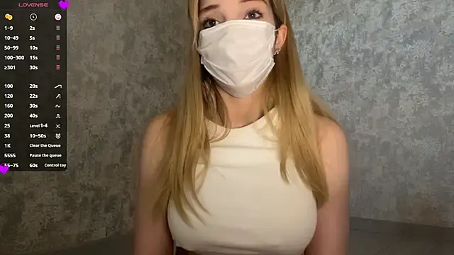 Snapshot of LunaHoke chatting on June 10, 7:31 am LunaHoke online show from June 10, 7:31 am