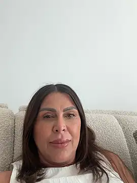 Evelyn Anya online show from June 10, 2:29 pm