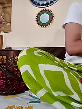 Snapshot of Romantic_riya_06 chatting on July 19, 6:00 am Romantic riya 06 online show from July 19, 6:00 am