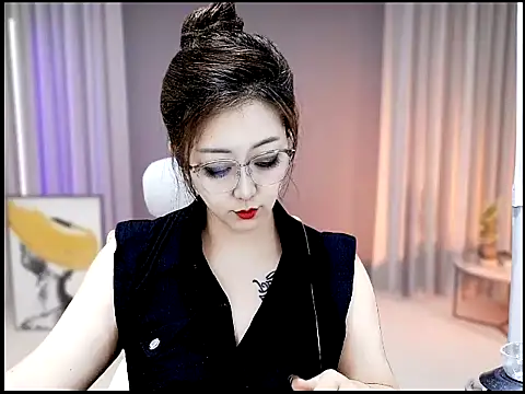 Snapshot of Mimi131499 chatting on June 17, 4:12 am Mimi131499 online show from June 17, 4:12 am