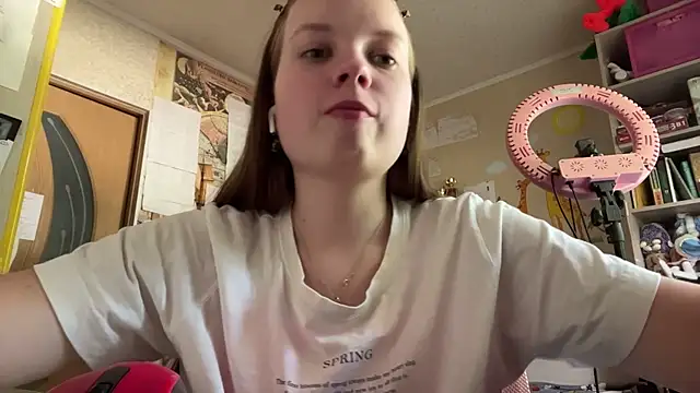 Snapshot of Aileyn chatting on June 26, 8:31 am Aileyn online show from June 26, 8:31 am