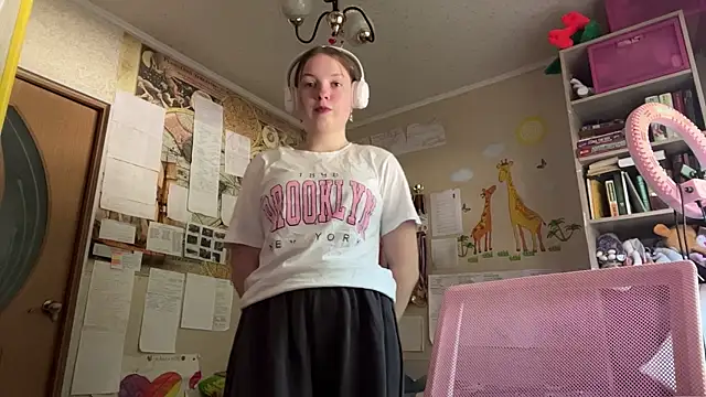 Snapshot of Aileyn chatting on June 7, 8:19 am Aileyn online show from June 7, 8:19 am