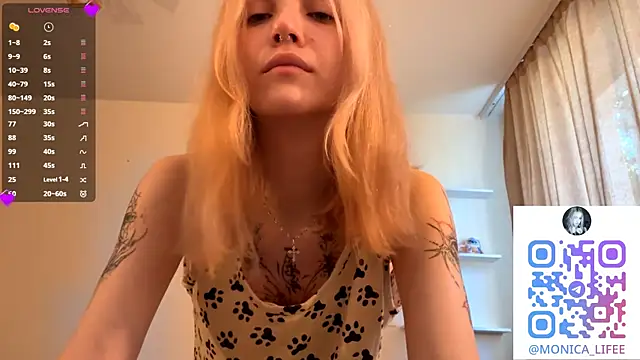 Snapshot of MandiKnife chatting on July 18, 1:03 am MandiKnife online show from July 18, 1:03 am