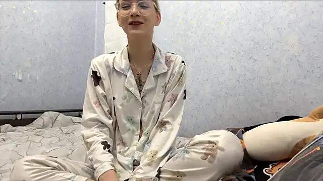 Snapshot of MandiKnife chatting on June 10, 2:07 pm MandiKnife online show from June 10, 2:07 pm
