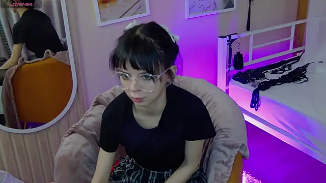 TwiggySmith online show from June 27, 9:37 am