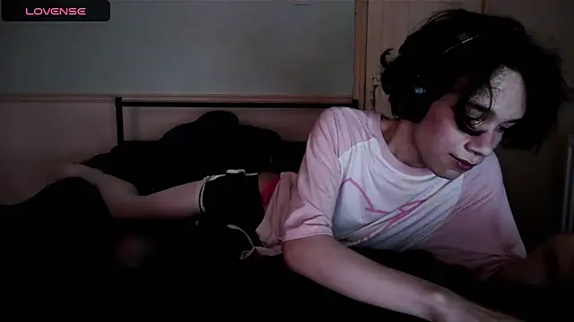 Snapshot of Straything chatting on June 30, 7:03 pm Straything online show from June 30, 7:03 pm